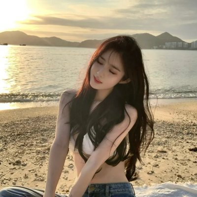 泳池里的女人